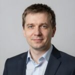 Портрет уверенного российского бизнесмена в студийном освещении на нейтральном фоне для компании Steelv