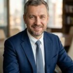 Портрет уверенного бизнесмена компании Steelv на нейтральном фоне, профессиональное фото для сайта компании